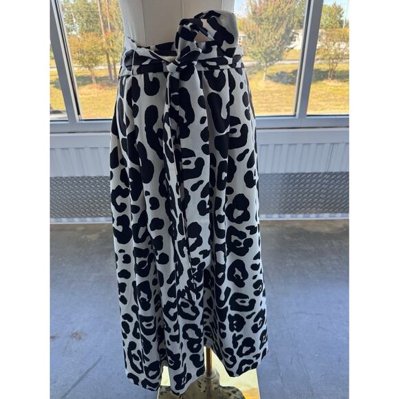6 for $20 Black and White A-Line Skirt Cow Print M - Picture 1 of 4